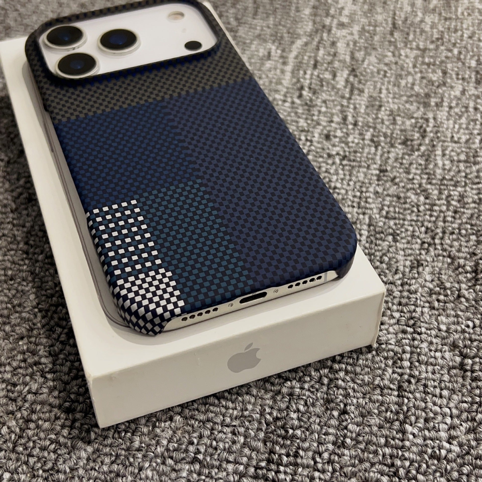 Carbon Fiber Kevlar Magnetic Gradient Phone Case