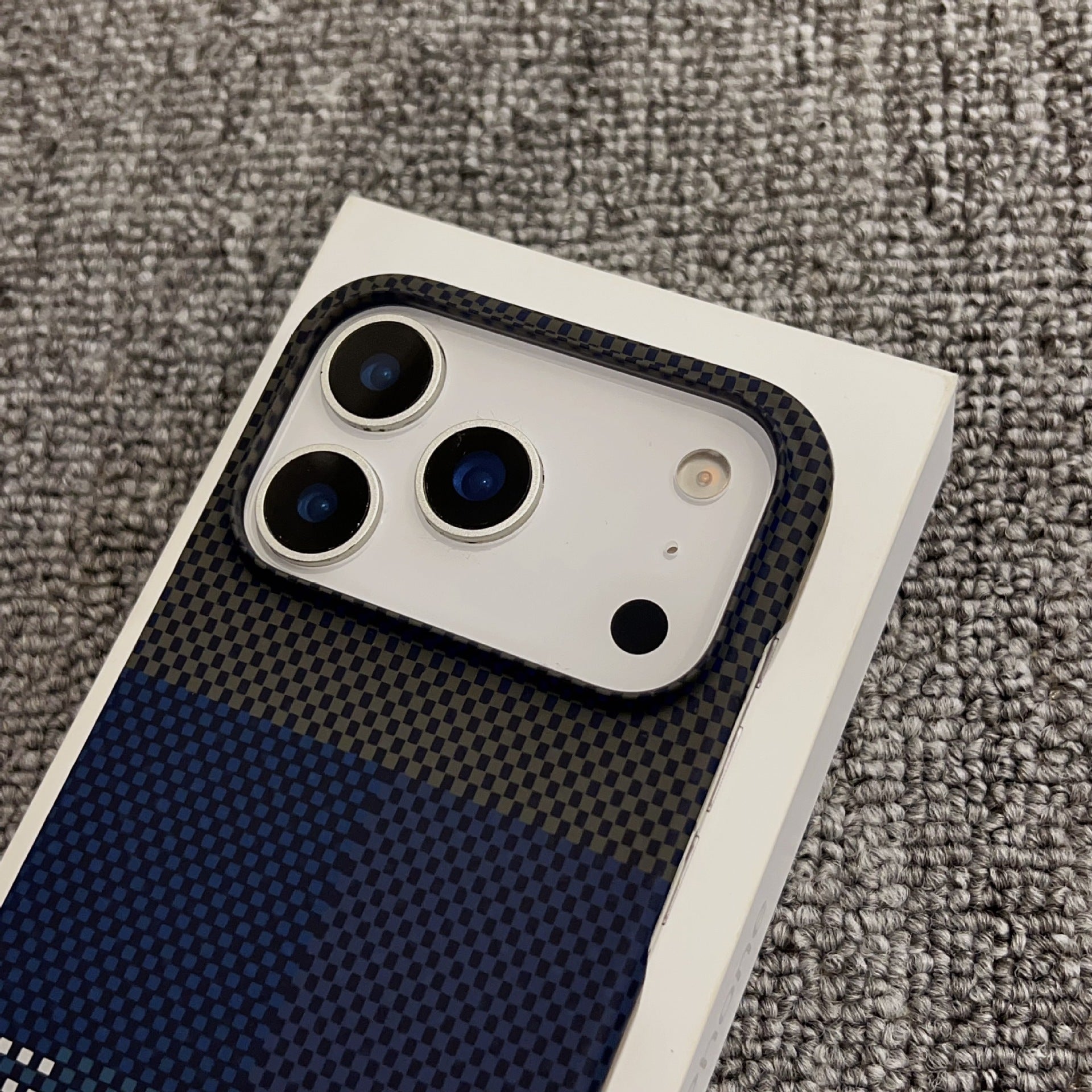 Carbon Fiber Kevlar Magnetic Gradient Phone Case